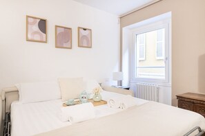 1 habitación y tabla de planchar con plancha