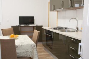 Kühlschrank, Ofen, Herdplatte, Wasserkocher mit Kaffee-/Teezubehör