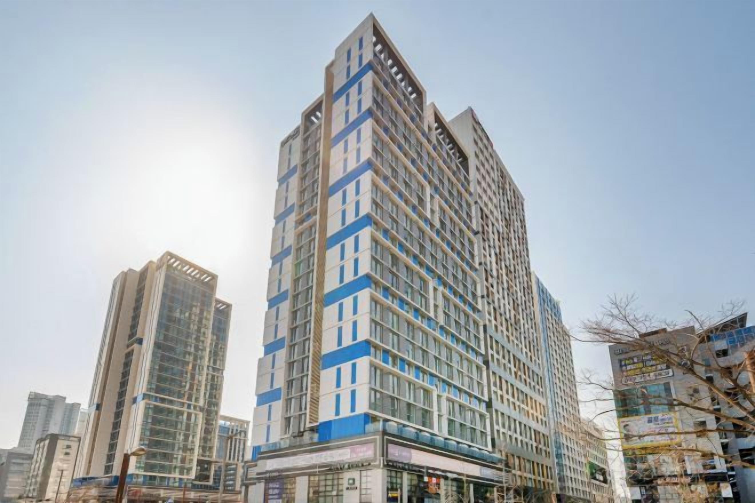 Un immeuble de grande hauteur, doté de nombreux étages, de grandes fenêtres et d’une architecture moderne.