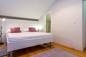 Iron/ironing board, travel crib, free WiFi