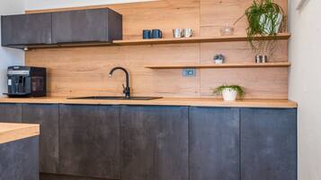 ثلاجة، ميكروويف، فرن، موقد طهي مسطح