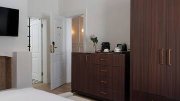 In-room safe, soundproofing, iron/ironing board, free WiFi