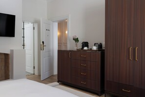 In-room safe, soundproofing, iron/ironing board, free WiFi - Guest House by Morea (Cape Town)