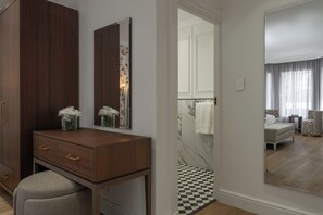 Zimmersafe, schallisolierte Zimmer, Bügeleisen/Bügelbrett