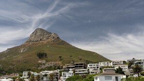 A residential area with modern houses and a prominent hill in the background. - Guest House by Morea (Cape Town)