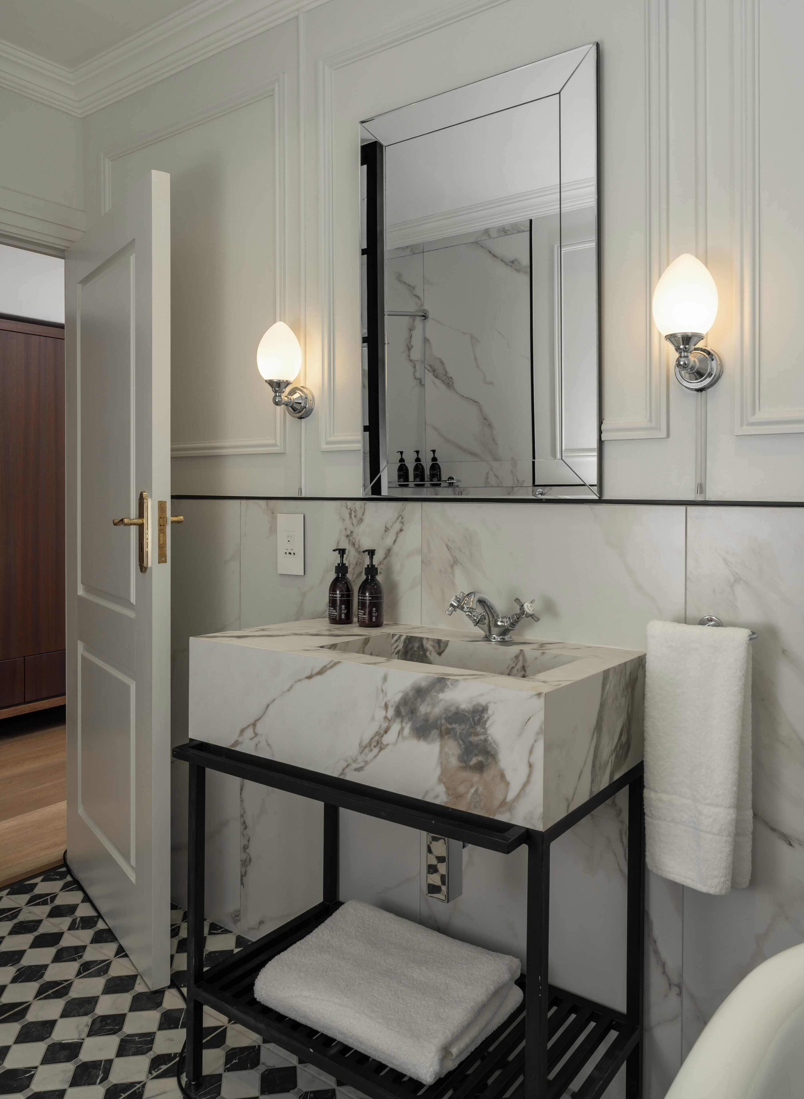 Kahden hengen classic-huone, parveke, vuoristonäköala | Kylpyhuone | Erillinen kylpyamme ja suihku, hiustenkuivaaja, pyyhkeet, saippua