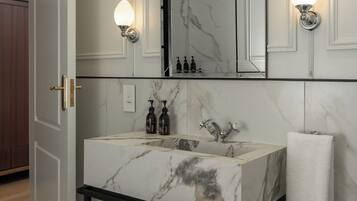 Kahden hengen classic-huone, parveke, vuoristonäköala | Kylpyhuone | Erillinen kylpyamme ja suihku, hiustenkuivaaja, pyyhkeet, saippua