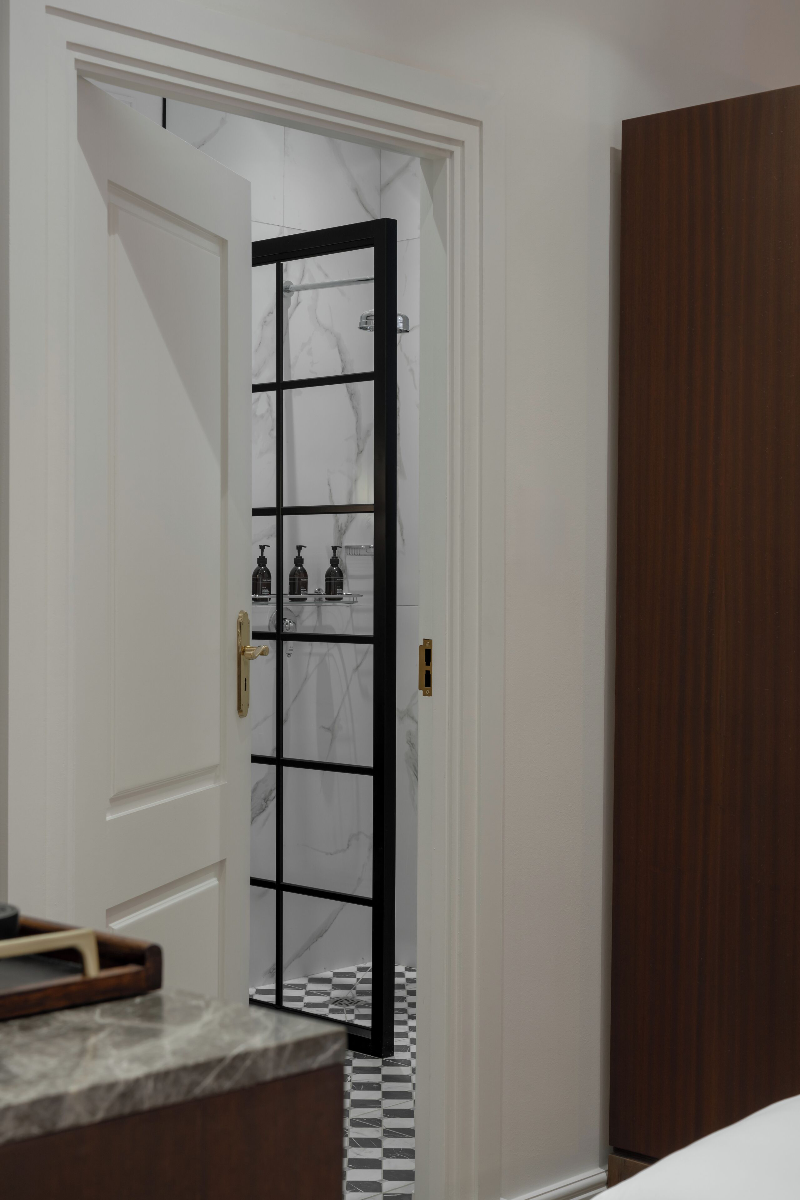 獨立浴缸和淋浴設備、吹風機、毛巾  、肥皂