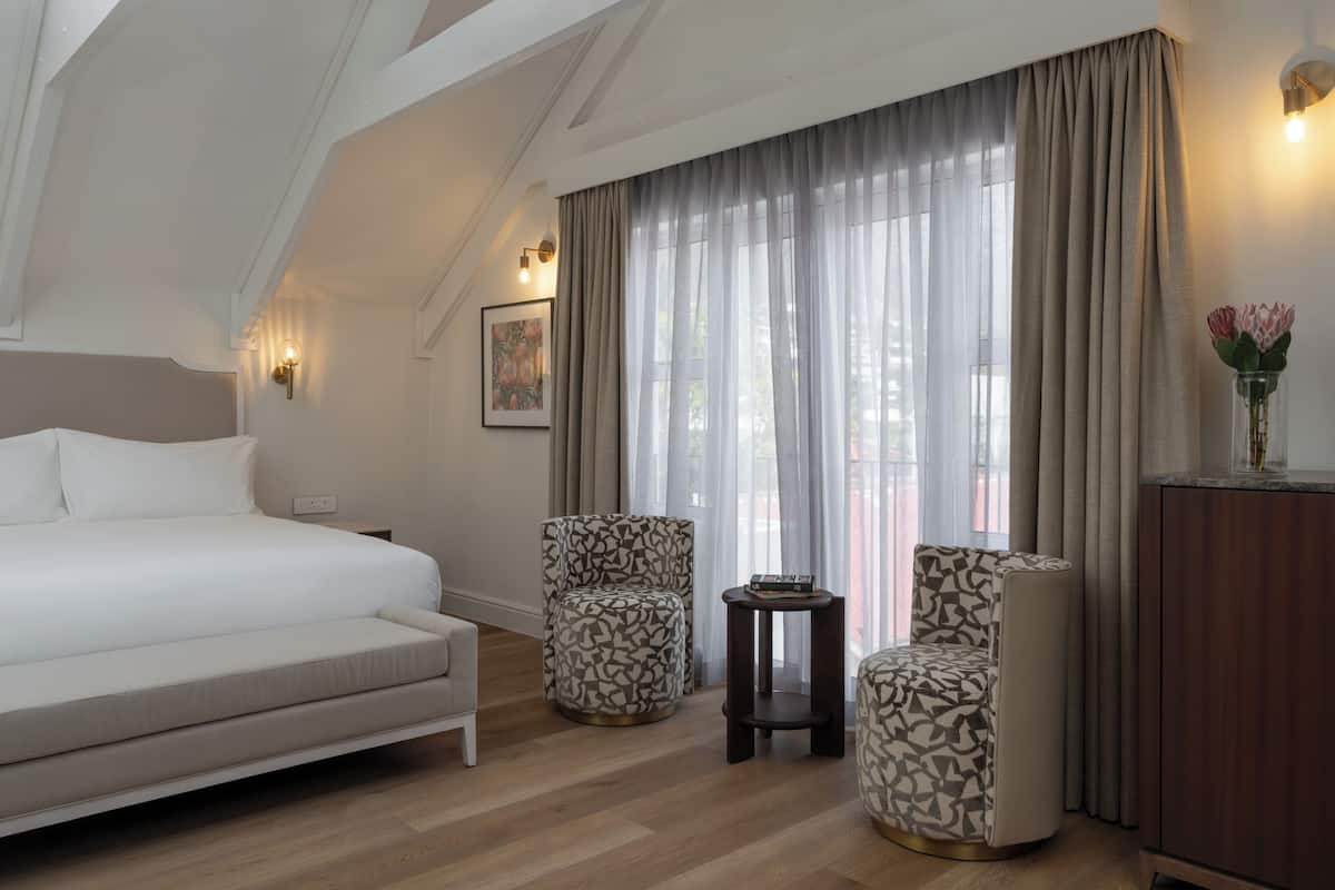 In-room safe, soundproofing, iron/ironing board, free WiFi