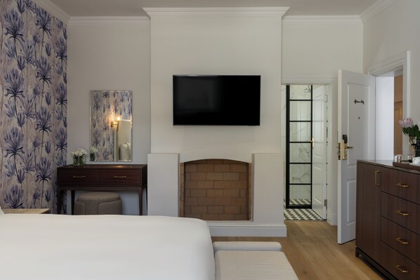 In-room safe, soundproofing, iron/ironing board, free WiFi - Guest House by Morea (Cape Town)