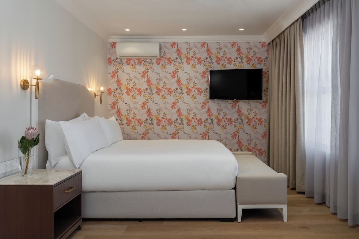 In-room safe, soundproofing, iron/ironing board, WiFi (free)