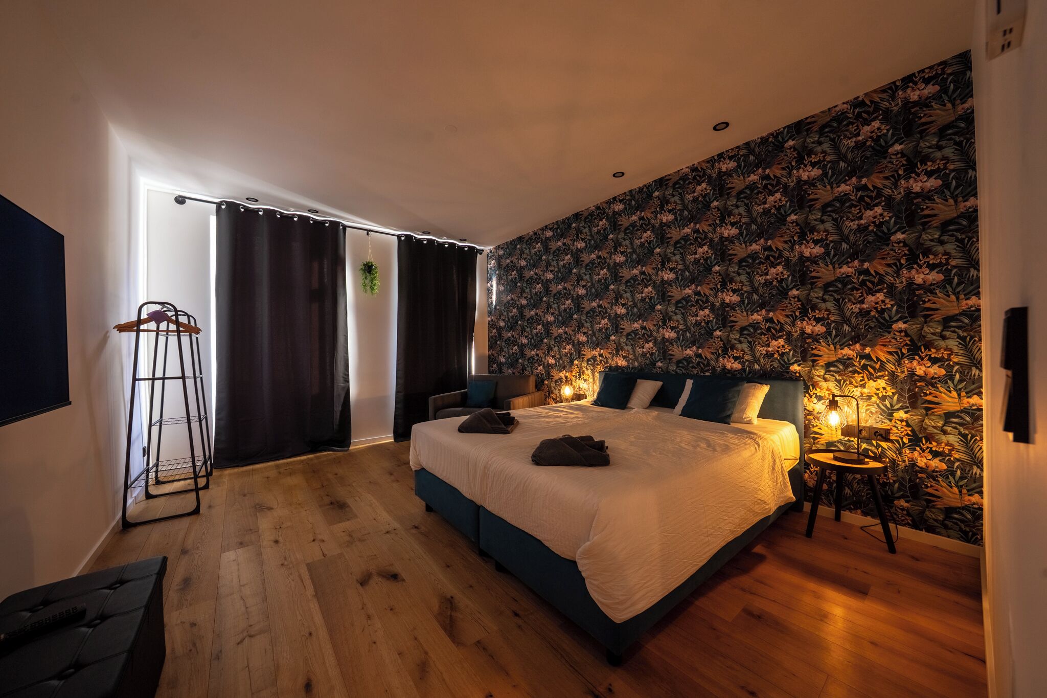 1 bedroom, desk, WiFi, bed sheets