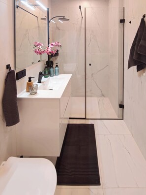 Douche, sèche-cheveux, serviettes fournies, savon