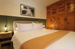 Unclassified image, 3 of 22, button