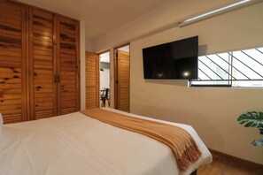 2 bedrooms, desk, iron/ironing board, WiFi