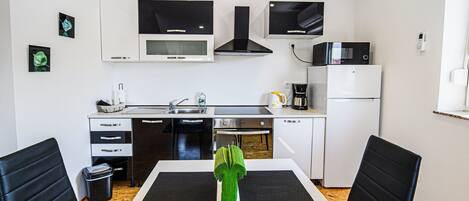 ثلاجة، ميكروويف، فرن، موقد طهي مسطح