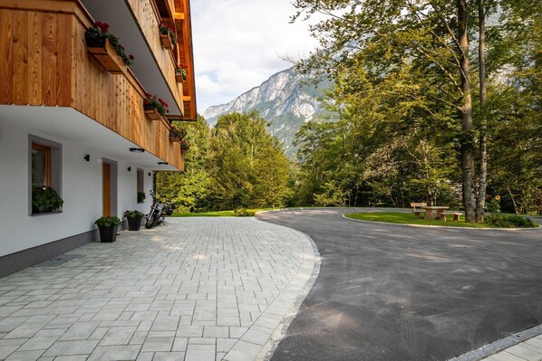 Property grounds - The Woodland Nook Apartments Bohinj - Classic Two Bedroom Apartment with Balcony (Bohinj)