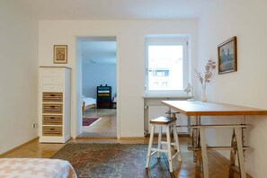 3 habitaciones, tabla de planchar con plancha, wifi y ropa de cama 