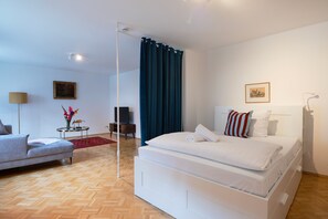 4 bedrooms, iron/ironing board, internet, bed sheets - Stylish old apartment near Lindentor (Memmingen)