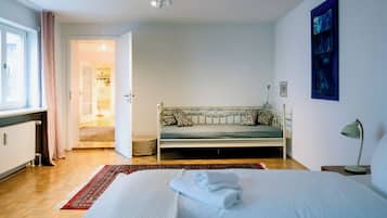 4 bedrooms, iron/ironing board, internet, bed sheets