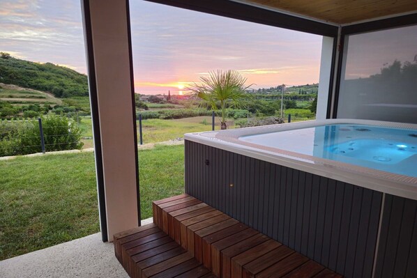 Outdoor spa tub