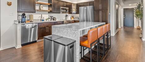 冷蔵庫、電子レンジ、オーブン、コンロ