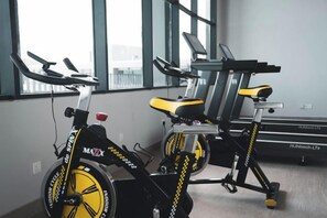 Una palestra con cyclette e tapis roulant.
