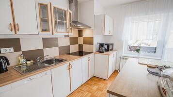 Kühlschrank, Mikrowelle, Herdplatte, Geschirrspüler