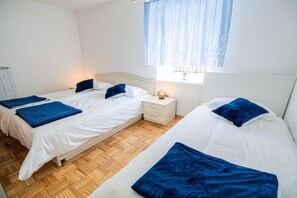 2 chambres, fer et planche à repasser, lit de bébé portatif