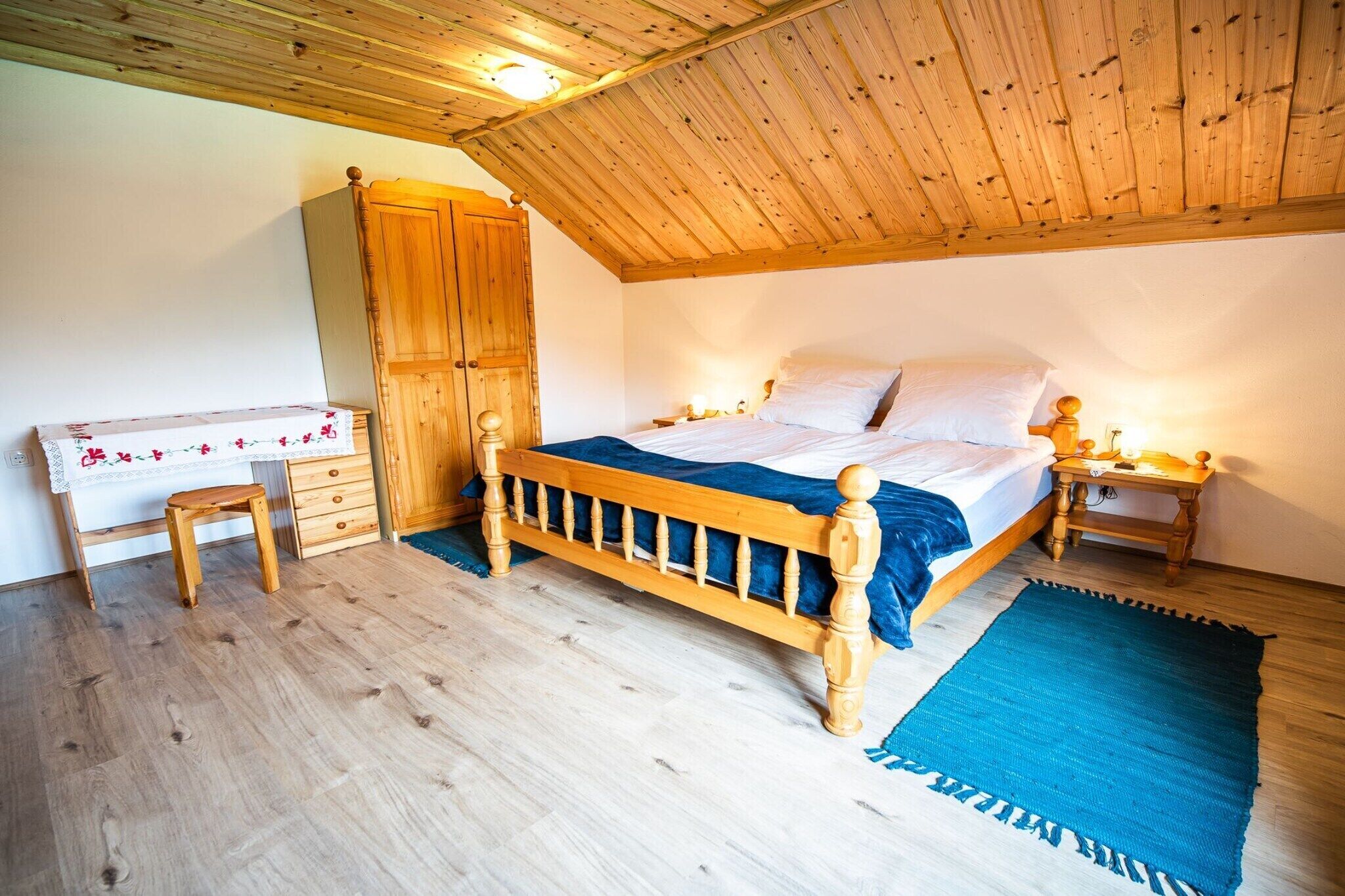 3 slaapkamers, een strijkplank/strijkijzer, reisbedje