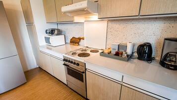 Refrigerador, microondas, horno y parrilla de estufa