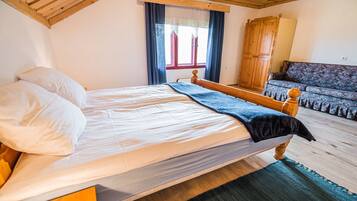 3 habitaciones y tabla de planchar con plancha