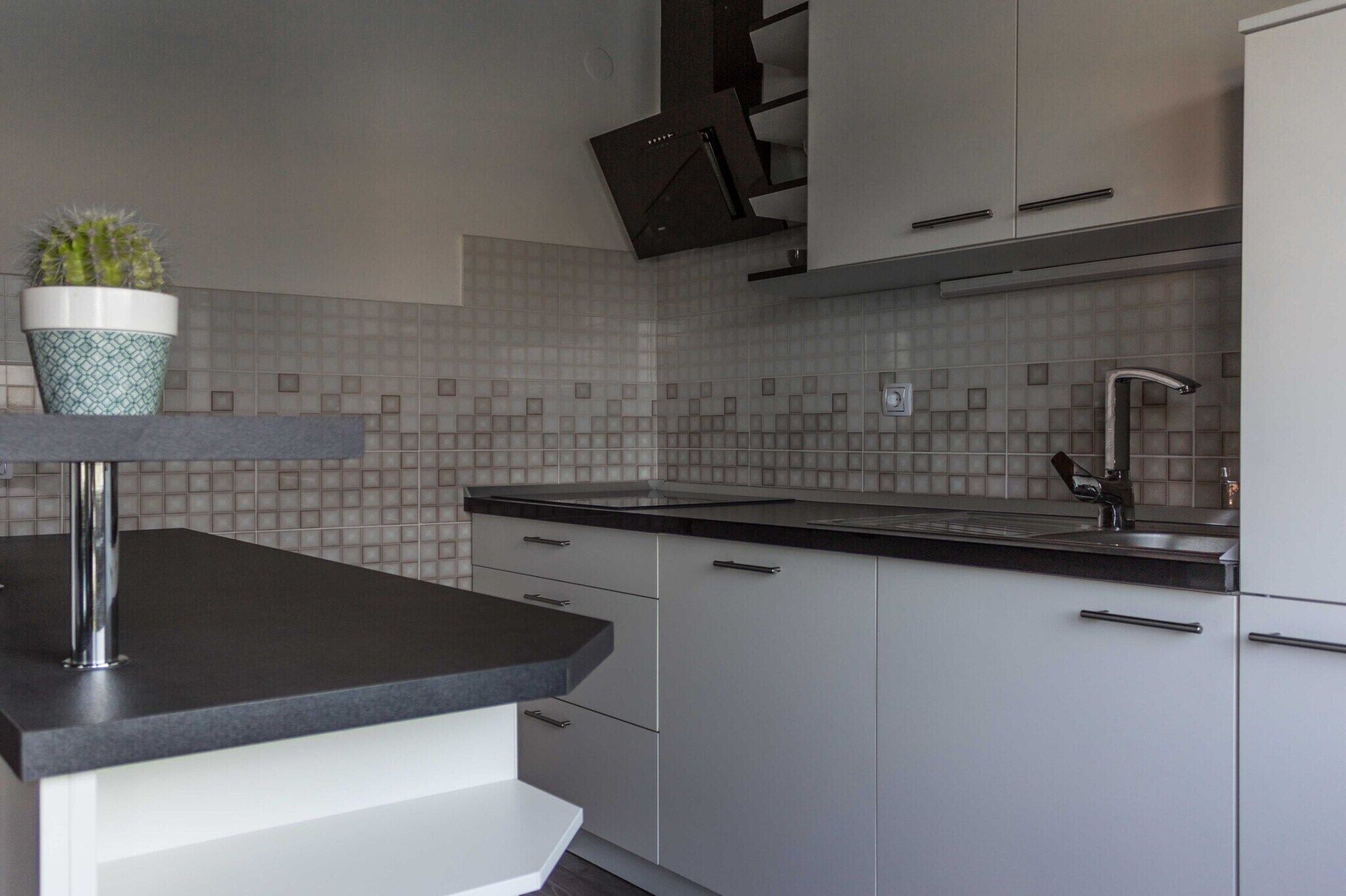 ثلاجة، فرن، موقد طهي مسطح، غسالة أطباق