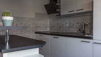 Fridge, oven, stovetop, dishwasher