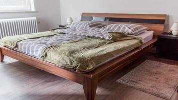 2 bedrooms, iron/ironing board, internet