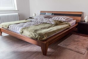 2 bedrooms, iron/ironing board, internet