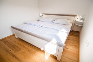 2 chambres, fer et planche à repasser, lit de bébé portatif