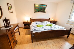 2 bedrooms, iron/ironing board, travel cot, free WiFi