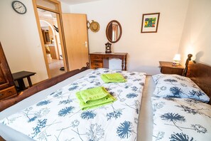 2 bedrooms, iron/ironing board, travel cot, free WiFi