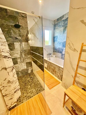 مجففات شعر، مناشف، صابون، شامبو