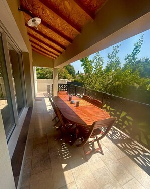 تناول الطعام بالخارج