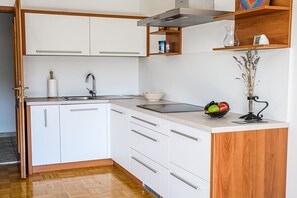 Een koelkast, een microgolfoven, een oven, een kookplaat