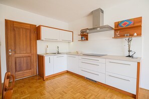 Een koelkast, een microgolfoven, een oven, een kookplaat