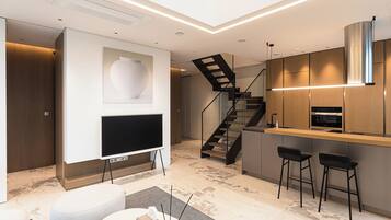 ラグジュアリー アパートメント 2 ベッドルーム バルコニー シティビュー | リビング エリア | 85 インチのスマートテレビ (デジタル放送視聴可)、Netflix、ストリーミングサービス