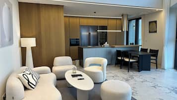 Apartamento de lujo, 3 habitaciones, vistas a la ciudad | Zona de estar | Una Smart TV, Netflix, suelo radiante, servicios de streaming