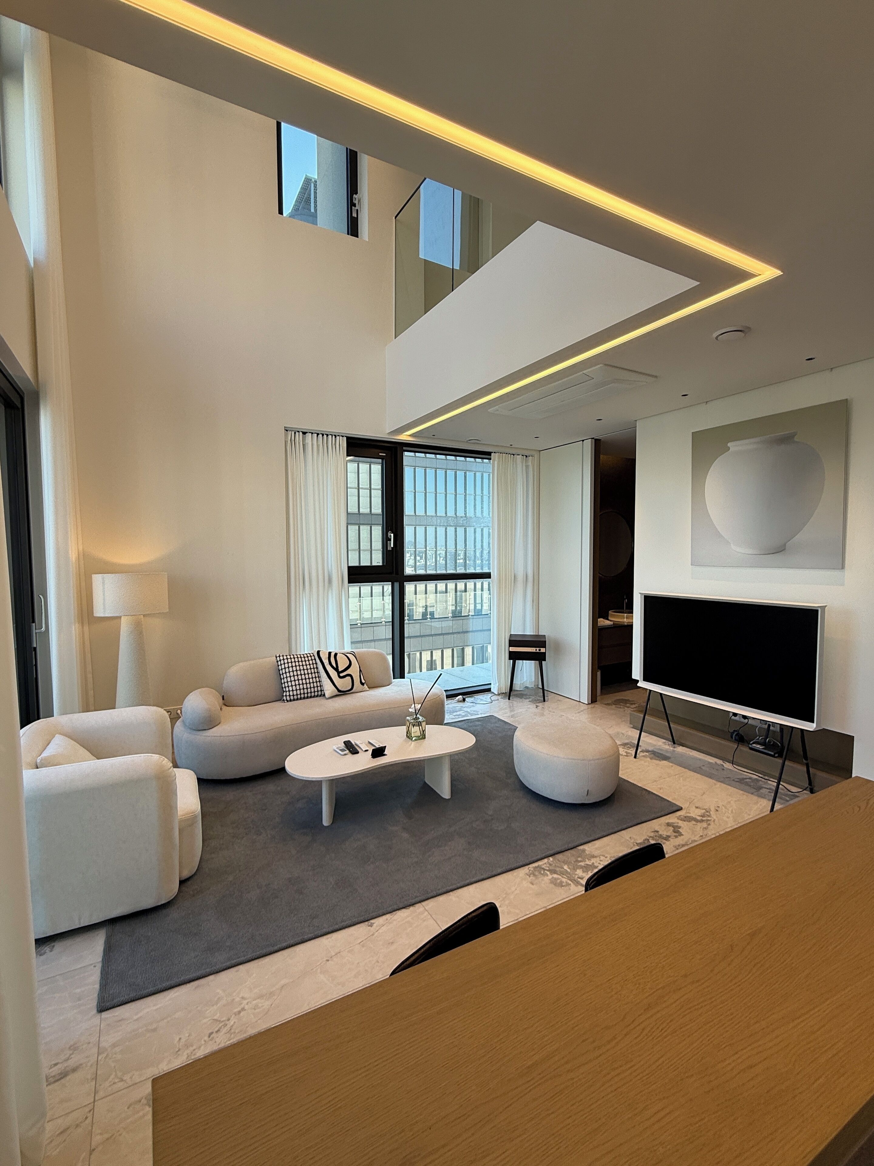 Apartamento de lujo, 2 habitaciones, balcón, vistas a la ciudad | Decoración individual, mobiliario individual, cortinas opacas