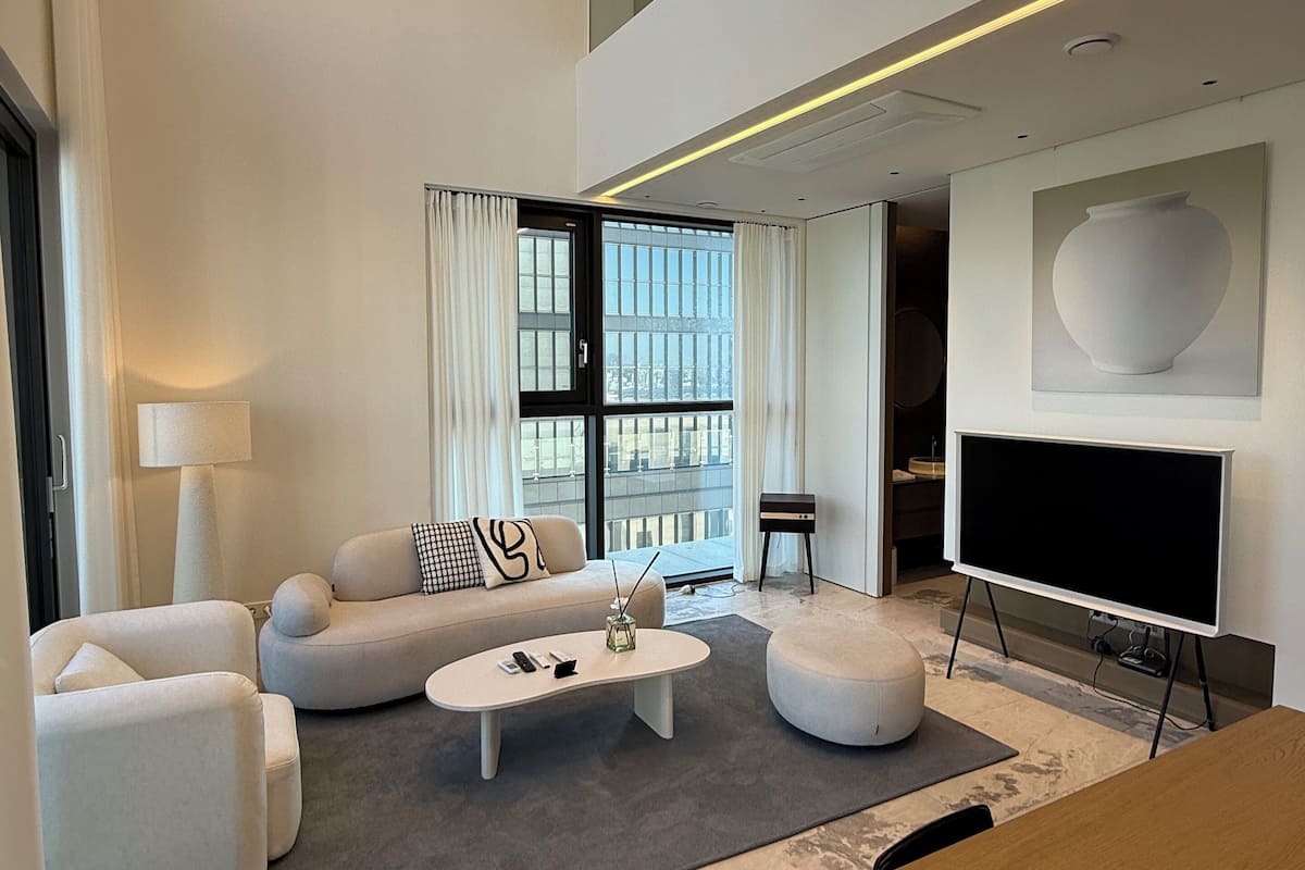 Apartamento de lujo, 2 habitaciones, balcón, vistas a la ciudad | Decoración individual, mobiliario individual, cortinas opacas