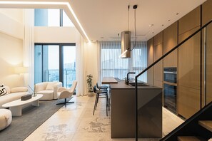 Apartemen Mewah, 2 kamar tidur, balkon, pemandangan kota | Tirai kedap cahaya, kedap suara, dan Wi-Fi gratis