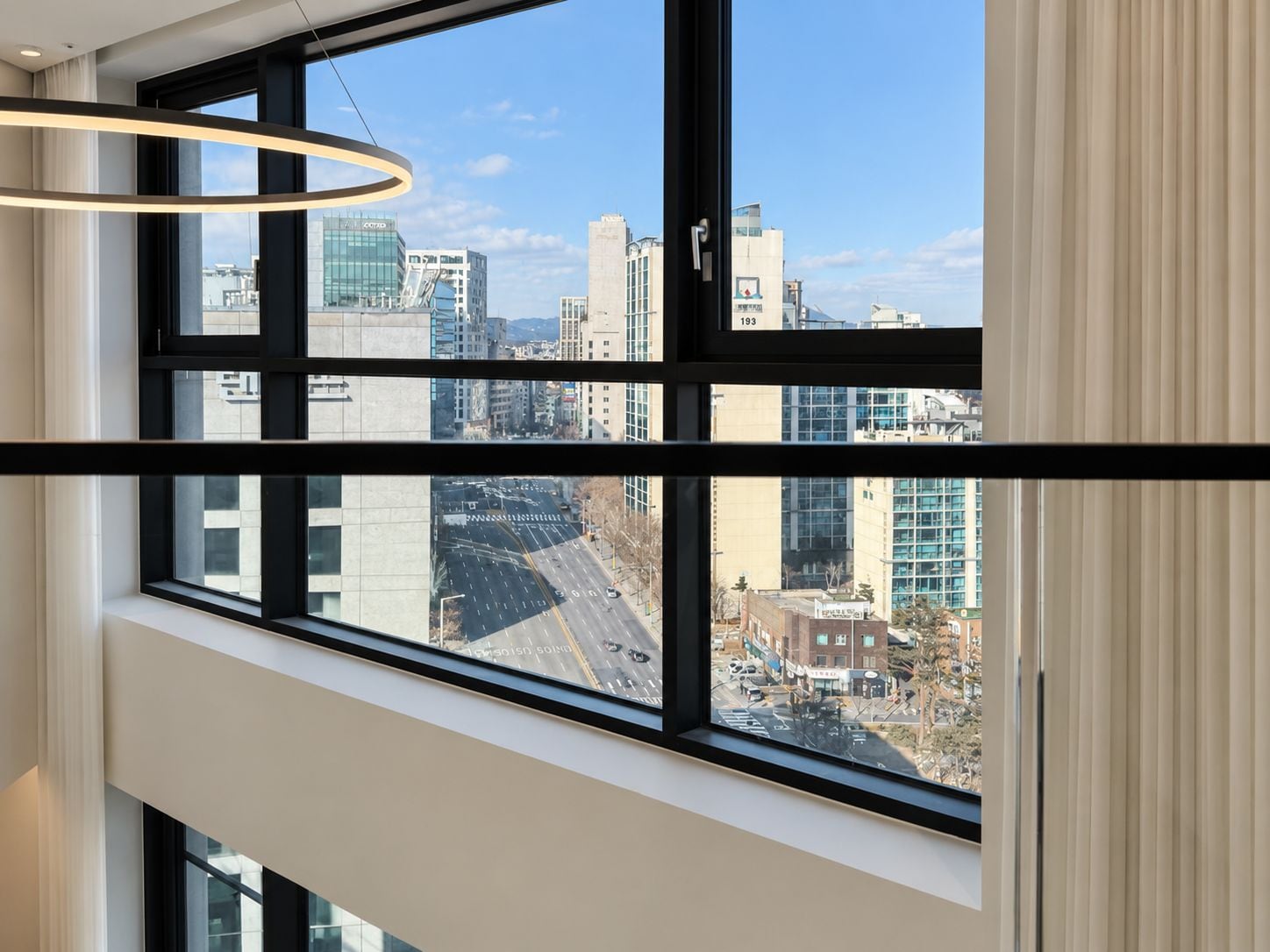 Un interior moderno con ventanas amplias que ofrecen vistas a la ciudad.