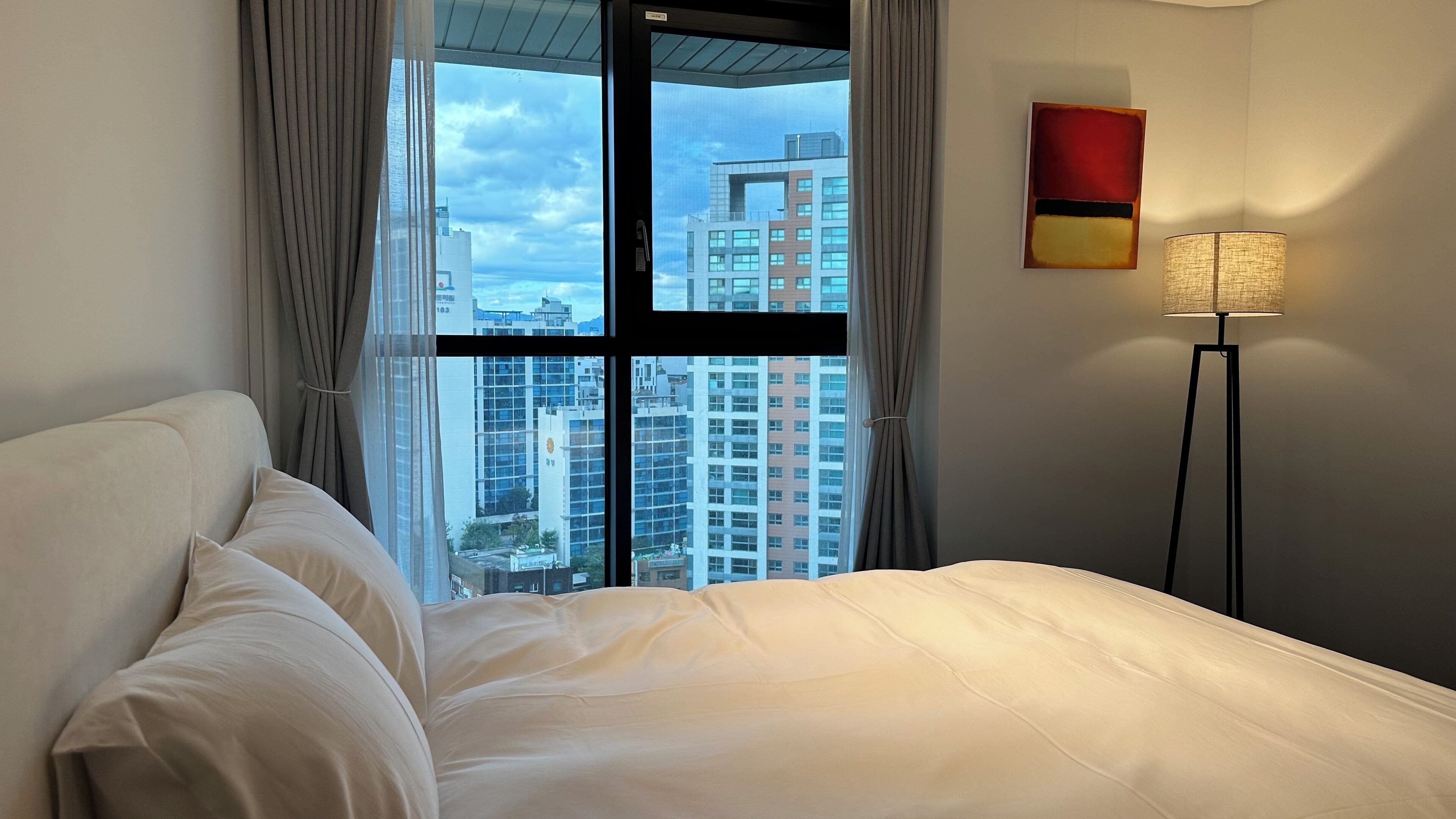 럭셔리 아파트, 침실 3개, 시내 전망 | 각각 다른 스타일의 인테리어, 각각 다르게 가구 비치, 암막 커튼, 방음 설비